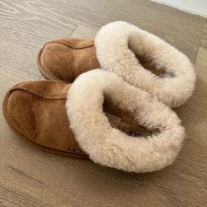 Girls ugg slipper
